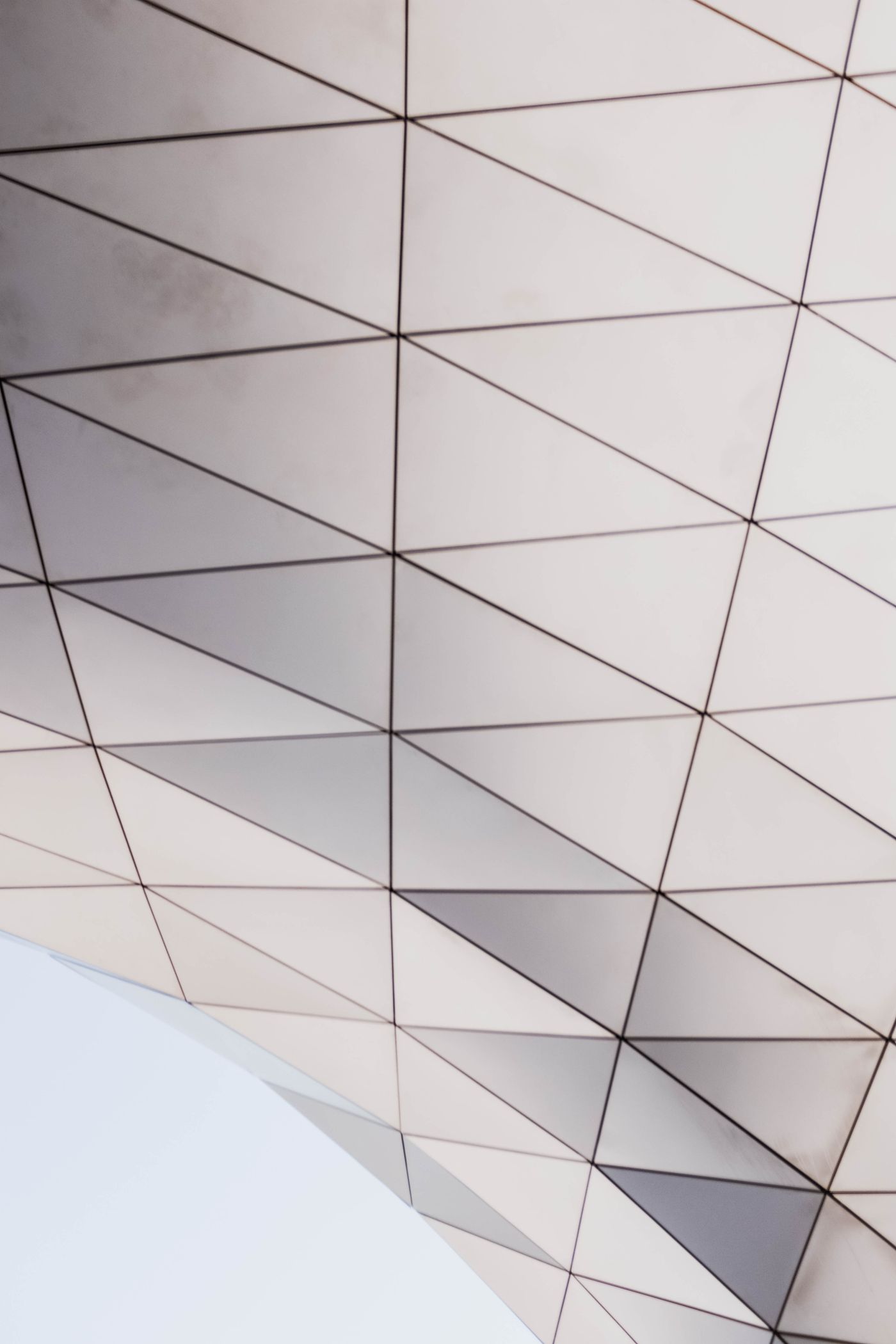 Grey wall with long diagonal lines